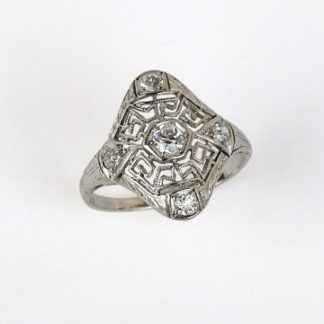 Featured image of this Vintage Women’s Platinum Ring with Diamonds