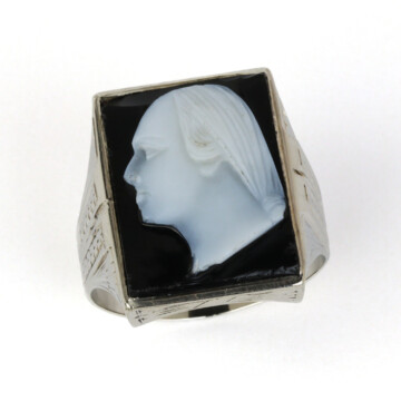 Featured image of this Vintage Men’s 14k White Gold Ring Onyx Cameo