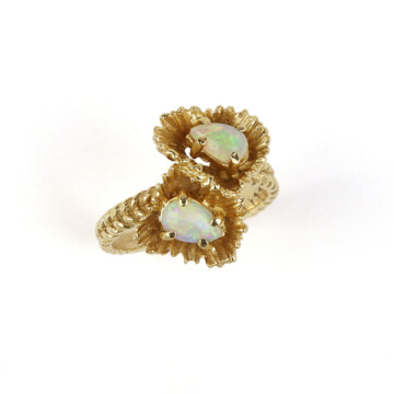 Featured image of this Vintage Women’s 14k Yellow Gold Ring with Opal