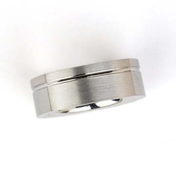 Featured image of this Men’s 14k White Gold Band Ring