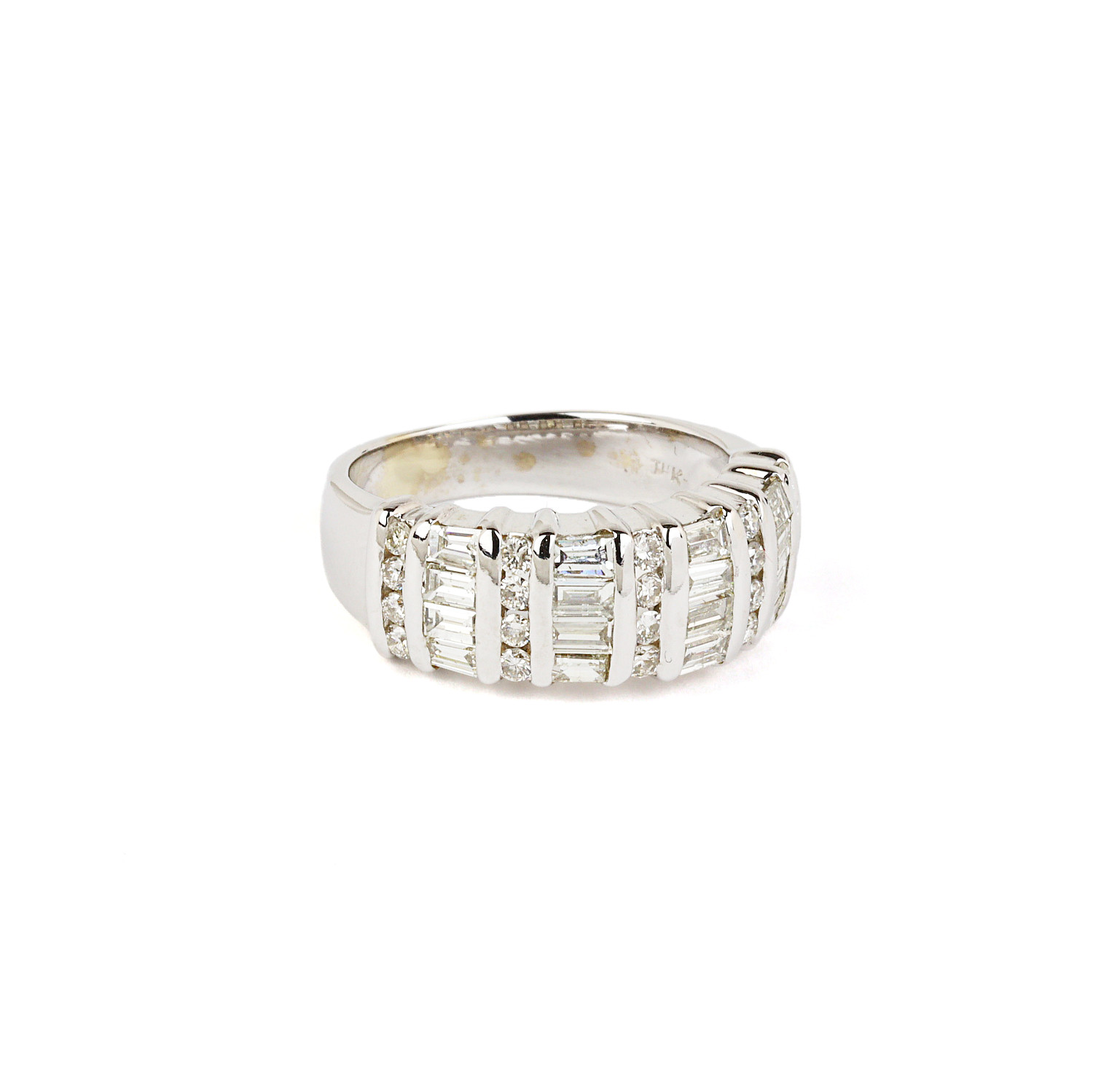 Gallery image of this Women’s 18k White Gold Diamond Ring