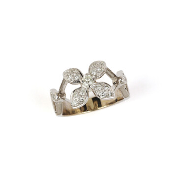 Featured image of this Women’s 18k White Gold Diamond Flower Ring