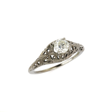 Featured image of this Vintage Women’s 18k White Gold Diamond Ring