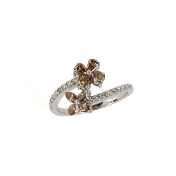 Featured image of this Women’s 18k White Gold Diamond Flower Ring