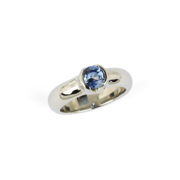 Featured image of this Women’s 18k White Gold Solitaire Sapphire Ring