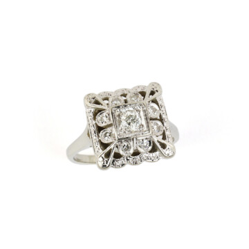 Featured image of this Vintage Women’s 14k White Gold Diamond Ring