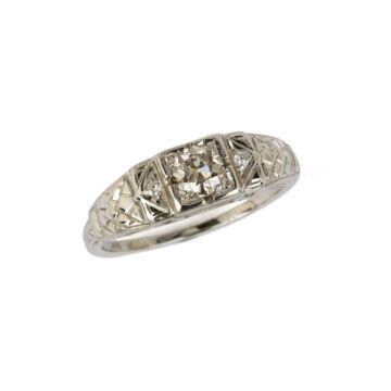 Featured image of this Vintage Women’s 18k White Gold Diamond Ring