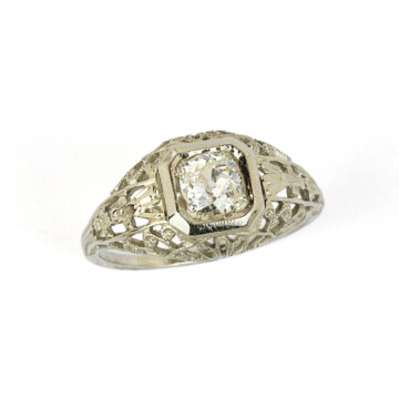 Featured image of this Vintage Women’s 18k White Gold Diamond Ring