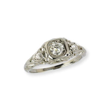 Featured image of this Vintage Women’s 18k White Gold Diamond Ring