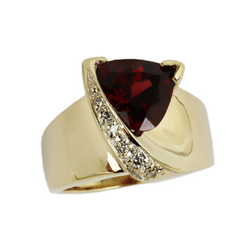 Featured image of this Women’s 14k Yellow Gold Garnet & Diamond Ring