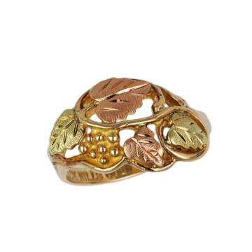 Featured image of this Women’s 10k Black Hills Gold Ring