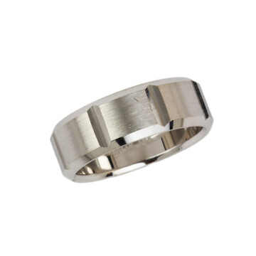 Featured image of this Men’s 14k White Gold Band Ring