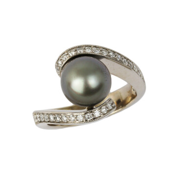 Featured image of this Women’s 14k White Gold Diamond, Pearl Ring