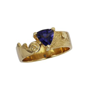 Featured image of this Women’s 14k Yellow Gold Iolite Ring