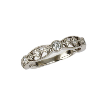 Featured image of this Women’s 18k White Gold Diamond Ring Size 5