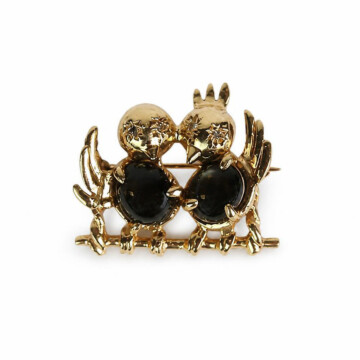 Featured image of this Women’s 14k Yellow Gold Lovebirds Brooch with Star Sapphire and 0.03ct TDW Diamond