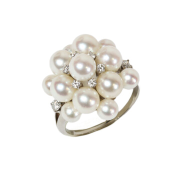 Featured image of this Vintage Women’s 18k White Gold Ring with Pearl and Diamond Size 7