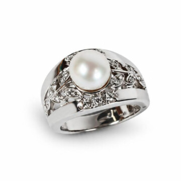 Featured image of this Women’s 14k White Gold Ring with Pearl and Diamond Size 5.75