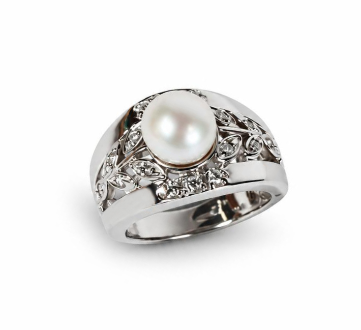 Featured image of this Women’s 14k White Gold Ring with Pearl and Diamond Size 5.75